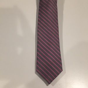 5/$25 Penguin skinny tie. Reg length. Pink & grey